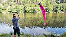 Za�ala sezona dravých ryb. Rybá�i p�i lovu na b�ezích údolní nádr�e B�ezová, na...