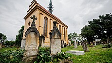 Ve Velvarech se opt otevely dvee hbitovního kostela sv. Jií v majetku...