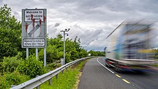 Nákladní vz projídí poblí severoirské hranice u msta Newry (14. ervna 2022)