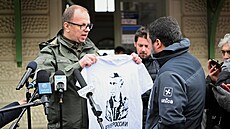 Starosta polského Pemylu ukazuje Matteu Salvinimu triko s Putinem, které...