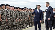 Emmanuel Macron na vojenské základn Mihaila Kogalniceanua s rumunským...