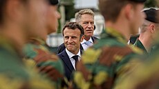 Emmanuel Macron na vojenské základn Mihaila Kogalniceanua s rumunským...