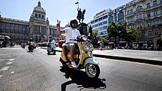 Prahou v sobotu dopoledne projelo více ne� 400 skútr� p�evá�n� italské zna�ky...