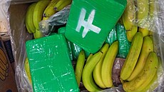 Zásilka banánů s lisovaným kokainem, která se našla v supermarketech v Jičíně a...