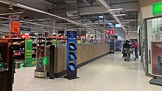 Supermarket v Rychnov nad Knnou, kde pracovníci v krabicích od banán nali...