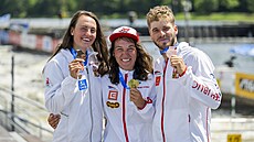 Martina Satková, Tereza Fierová a Luká Rohan pózují s medailemi ze Svtového...