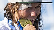 Tereza Fierová po extrémním slalomu. S roztreným oboím i zlatou medailí.