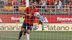 Carlos Soler slaví gól v utkání proti �esku.