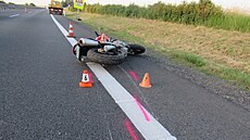 Motorká�ka na D46 d�ela asi t�icet metr� svodidla, pak ze stroje spadla a...