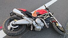 Motorká�ka na D46 d�ela asi t�icet metr� svodidla, pak ze stroje spadla a...