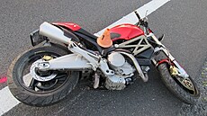 Motorká�ka na D46 d�ela asi t�icet metr� svodidla, pak ze stroje spadla a...