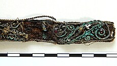 Fragment textilní �elenky s �eskými granáty, pozlacenými dracouny a �í�ními...