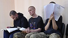 Aiden Aslin, Shaun Pinner a Ibráhím Sádún p�ed soudem v Don�cku (7. �ervna 2022)
