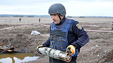 Specialista z ukrajinské Státní pohotovostní sluby nese granát bhem...