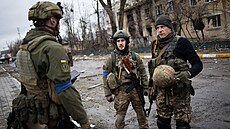 Ukrajinští vojáci prochází bojem zdevastovaným městem Irpiň. (2. dubna 2022) | na serveru Lidovky.cz | aktuální zprávy
