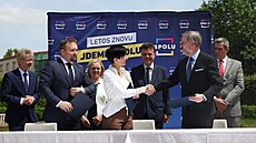 Lídi stran Spolu podepisují ve Valdtejnské zahrad u Senátu volební...