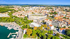 Pula je proslavená zachovalou architekturou z �as� �ímského impéria.