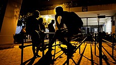 Srílan�ané se shroma��ují a �ekají p�ed imigra�ním odd�lením, aby získali své...