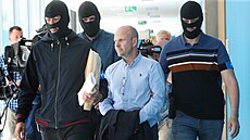 Policisté p�ivád�jí bývalého nám�stka pra�ského primátora Petra Hlubu�ka (STAN)...