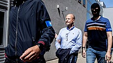 Policisté přivádějí bývalého náměstka pražského primátora Petra Hlubučka (STAN)...