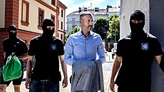 Policisté přivádějí Michala Redla na k soudu, který rozhodoval o vazbě pro... | na serveru Lidovky.cz | aktuální zprávy