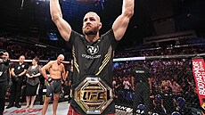 Nový ampion UFC Jií Procházka. V bitv o titul polotké váhy porazil...