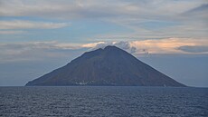 Italská sopka Stromboli bhem plavby japonského námonictva Stedozemním moem