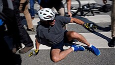 Americký prezident Joe Biden při cykloprojížďce s manželkou Jill spadl z kola.... | na serveru Lidovky.cz | aktuální zprávy
