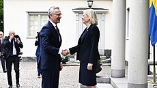 Švédská premiérka Magdalena Anderssonová vítá generálního tajemníka NATO Jense...