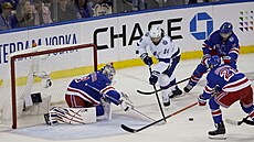 Patrick Maroon se tlaí ped branku Rangers.