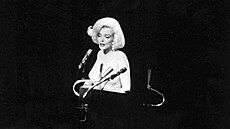 Zpvaka Marilyn Monroe zpívá Johnu F. Kennedymu ke tyicátým pátým...