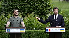 Ukrajinský prezident Volodomyr Zelenskyj po boku francouzského prezidenta...
