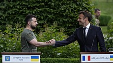 Ukrajinský prezident Volodomyr Zelenskyj si podává ruce s francouzským...