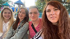 Anna (vlevo) se svými ukrajinskými přáteli, kteří už několik let žijí v Polsku.