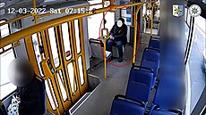 Mu, který se pokusil napadnout idie a vypadl po hlavn z tramvaje.