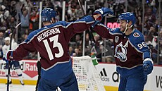 Valerij Ničuškin slaví branku ve druhém zápase finále NHL se spoluhráčem Mikkem...
