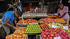 Srílantí prodejci potravin ekají na zákazníky. (2. ervna 2022)