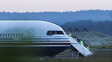 Letadlo, které mlo pepravit adatele o azyl z Velké Británie do Rwandy. (14....