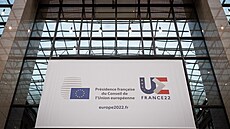 Logo francouzského pedsednictví Rad Evropské unie (vpravo, 10. ledna 2022)