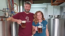 Radek Sedlá�ek i Mirka Caplová mají rádi dobré pivo, tak za�ali va�it svoje...