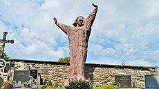 H�bitovu v Chýnov� dominuje socha od Franti�ka Bílka Modlitba nad hroby.