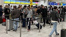 Na britských letištích se tvoří dlouhé fronty, ve středu tam bylo zrušeno 150... | na serveru Lidovky.cz | aktuální zprávy