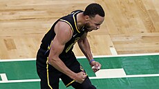 Hrá� Golden State Stephen Curry se raduje v záv�ru �tvrtého zápasu finálové...
