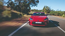 Díky tuhé karoserii nejsou problém ani rozbité okresky. Tlumi�e nep�ená�ejí...