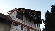 Poničená střecha domu v Lanžhotě, kde se prohnalo tornádo. (13.6.2022)