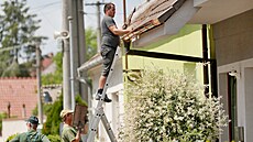 Malé tornádo o rychlosti zhruba 150 kilometr� za hodinu zasáhlo Lan�hot v...