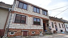 Tornádo odneslo plechovou střechu z neomítnutého domu až do říčky Kyjovky kus...