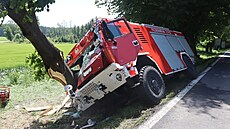 V�z n�meckých �idi�� sjel mezi �dírcem nad Doubravou a Údavami z vozovky a...