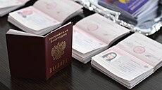 Slavnostní ceremoniál při předávání ruských pasů v okupovaném Melitopolu. (11....
