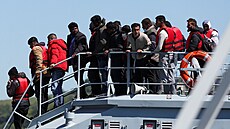 Migranti, kteí byli zachránni pi plavb pes Lamanský prliv. (14. ervna...